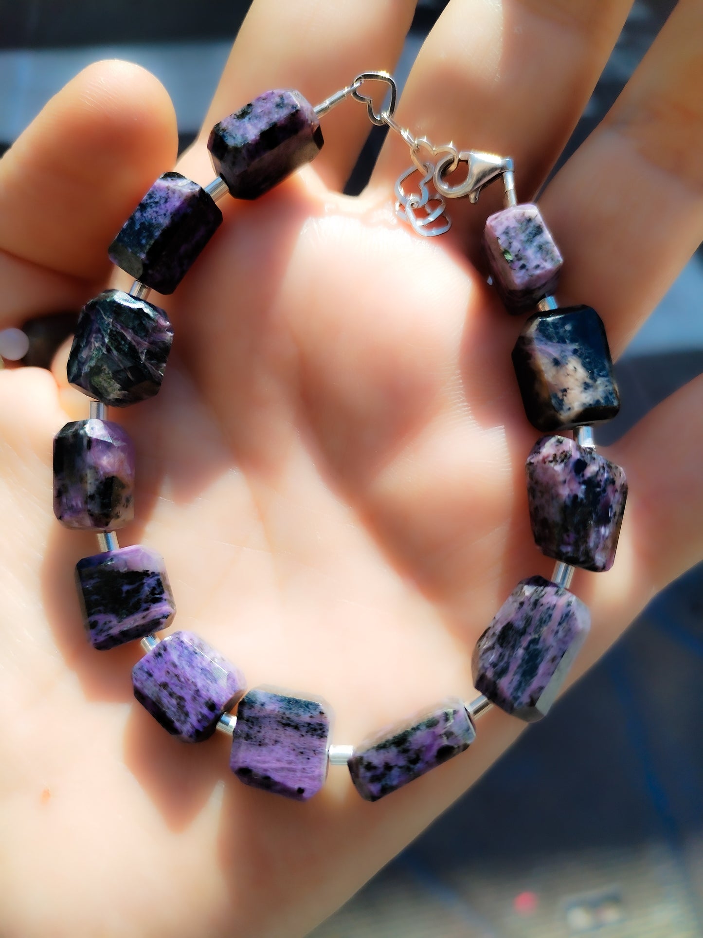 Pulsera de Charoita auténtica tallada artesanalmente y plata de ley