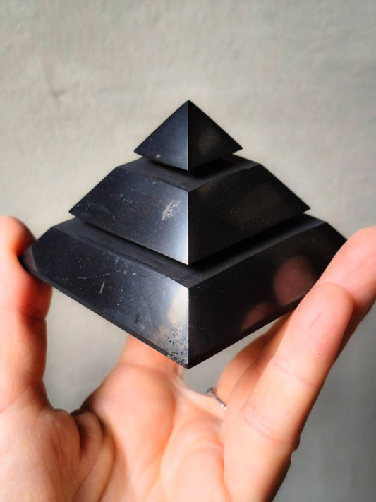Shungita SÚPER OFERTA pirámide Saqqara 7cm