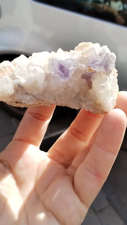 Fluorita lila sobre cristales de Calcita