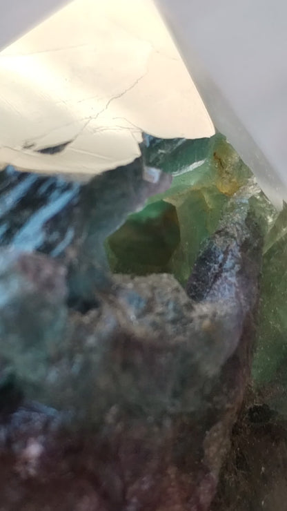 Punta de fluorita arcoíris con geoda