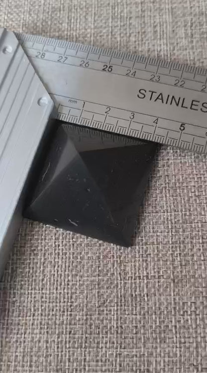 Pirámide Shungit auténtica 4,5cm brillante