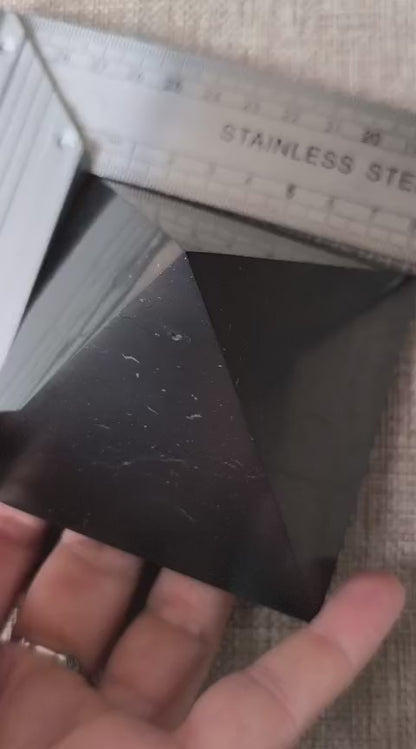 Pirámide Shungit auténtica 8,5 cm brillante