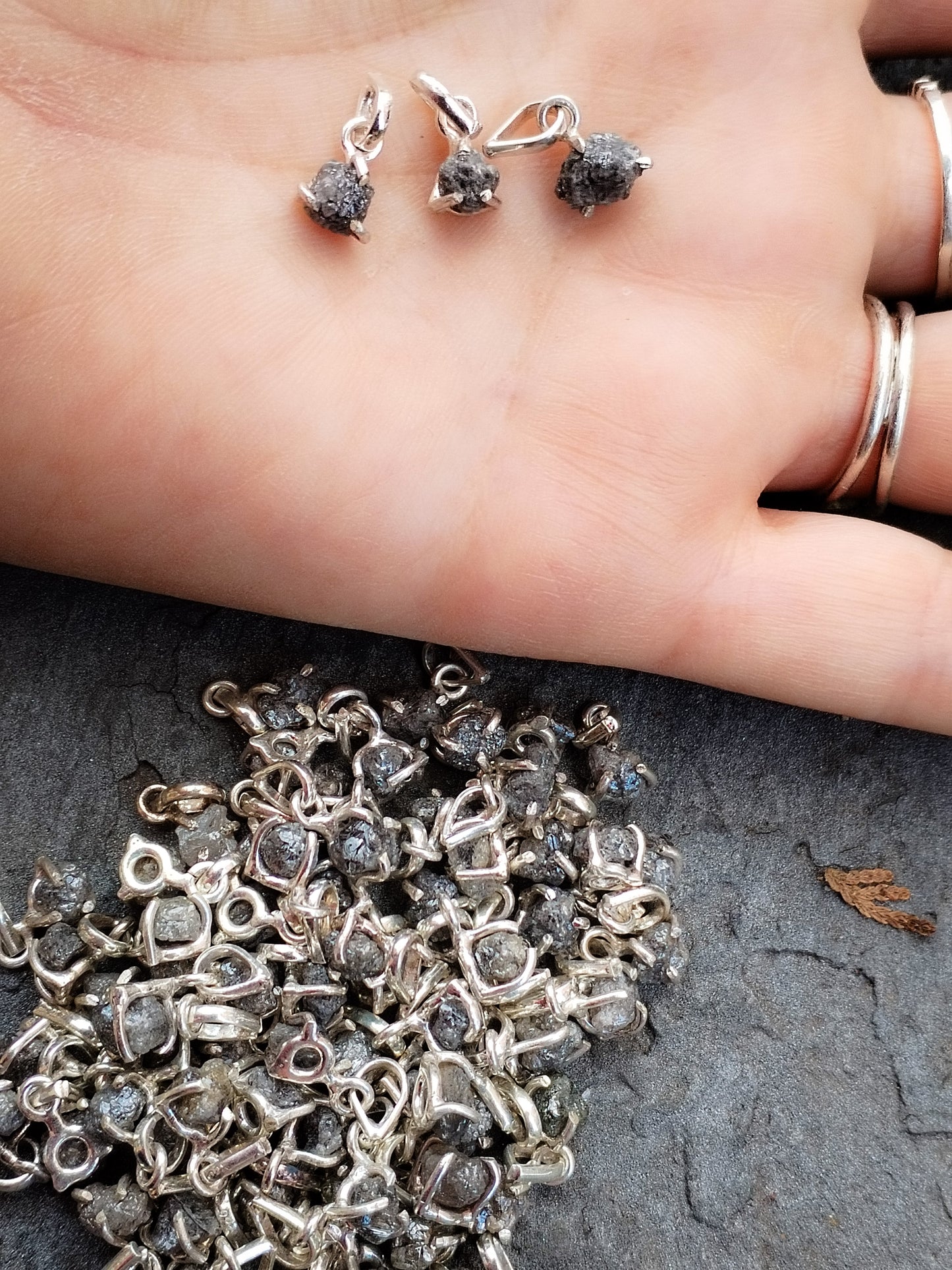Colgante de Diamante Auténtico en bruto natural, engarzado en plata de ley