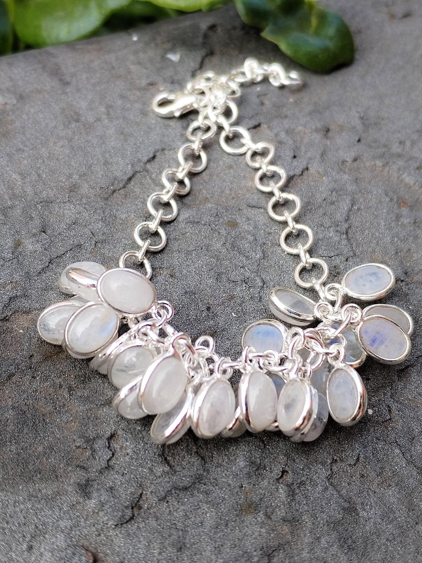 Pulsera con muchas Piedra Luna. Plata de Ley