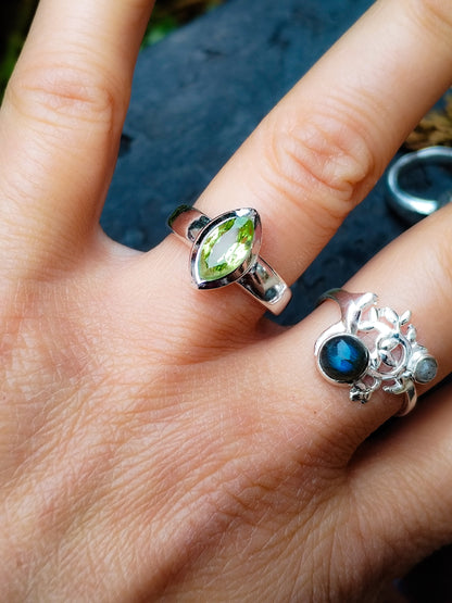Anillo de Olivino tallado, plata de ley