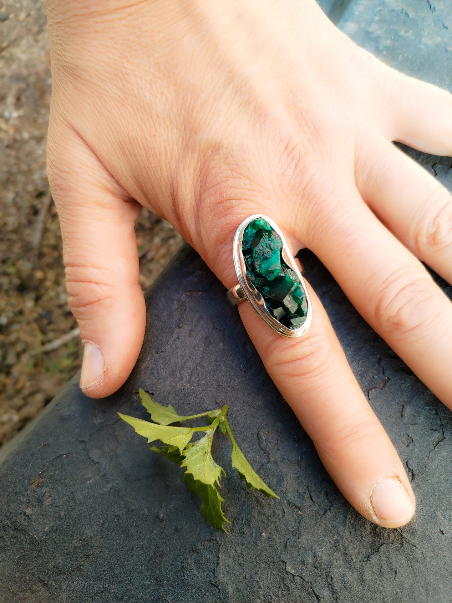 Anillo de Dioptasa del Congo engarzado en Plata de Ley