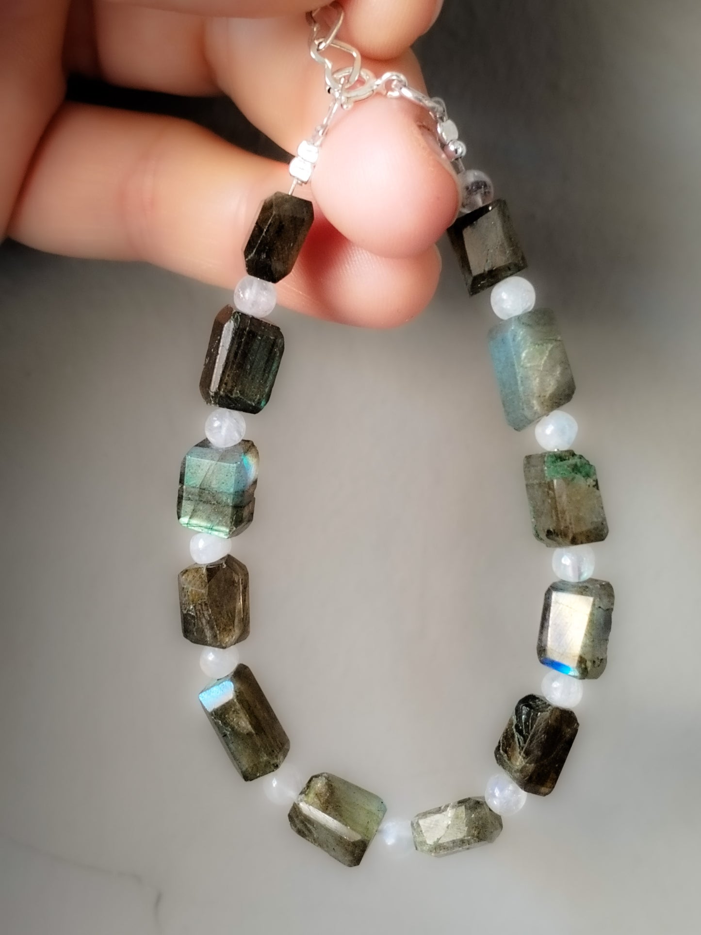Pulsera artesanal de Labradorita y Piedra Luna