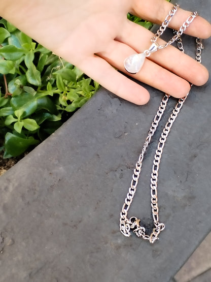 Cadena de Acero y Colgante de Piedra Luna y Plata de Ley