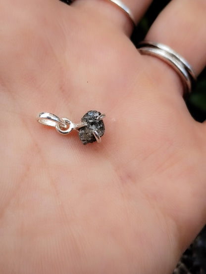 Colgante de Diamante Auténtico en bruto natural, engarzado en plata de ley