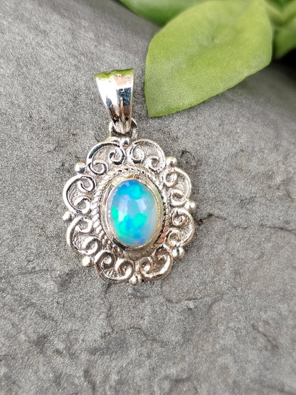 Colgante de ópalo australiano con diseño en fornitura de Plata de ley