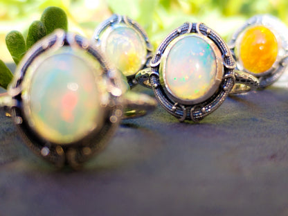 Anillo de ópalo blanco extra