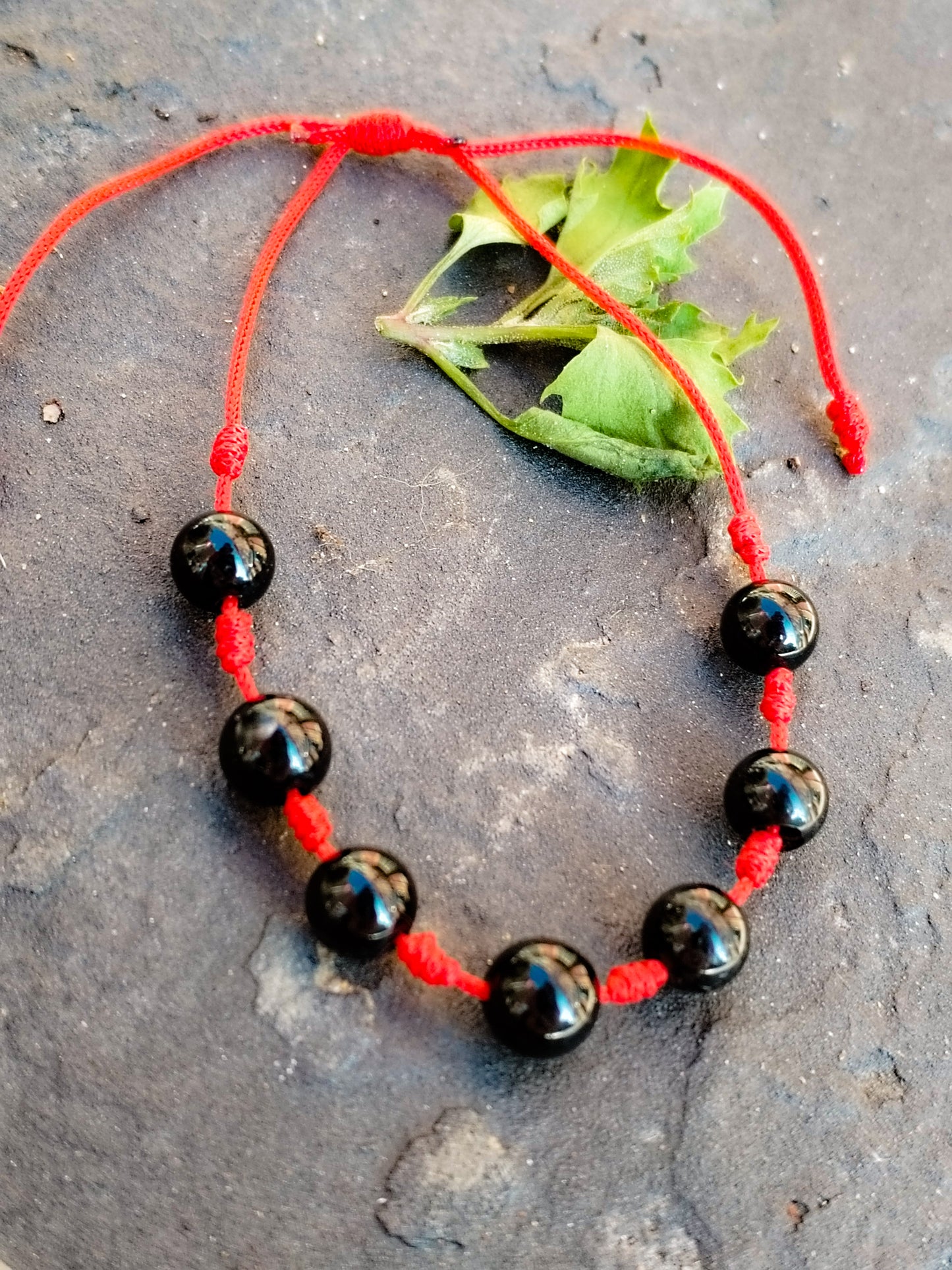 Pulsera de Los siete Nudos de Protección roja con bolas de Shungit