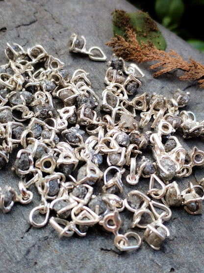 Colgante de Diamante Auténtico en bruto natural, engarzado en plata de ley