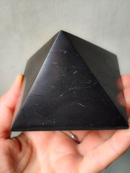 Pirámide Shungit auténtica 8,5 cm brillante