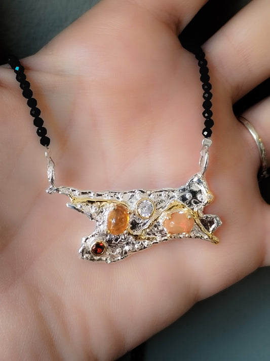 Cadena de turmalia Negra
Colgante único, joyería de Autor, con ópalos, circonita y granate.