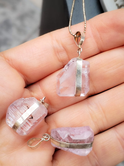 Colgante de Kunzita rosa engarzada en Plata