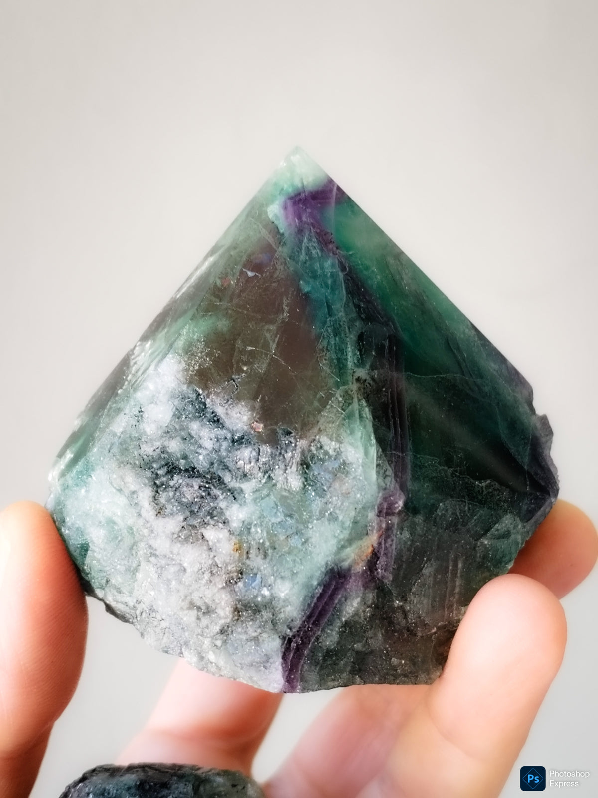 Punta de fluorita arcoíris con geoda