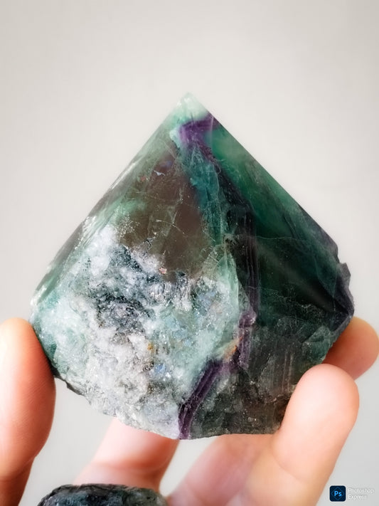 Punta de fluorita arcoíris con geoda