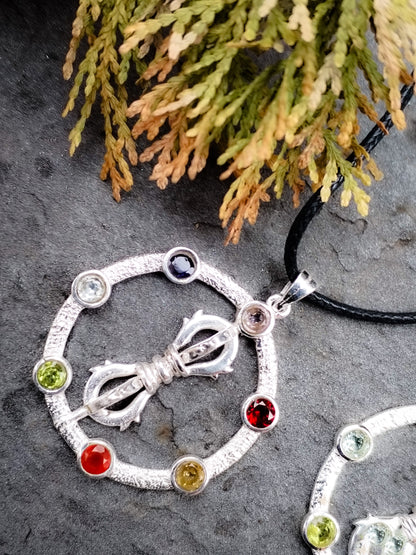 Símbolo budista, y minerales de los chakras, colgante plata de ley