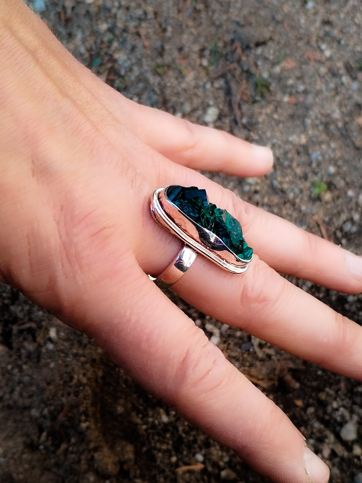 Anillo de Dioptasa del Congo engarzado en Plata de Ley