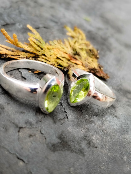 Anillo de Olivino tallado, plata de ley
