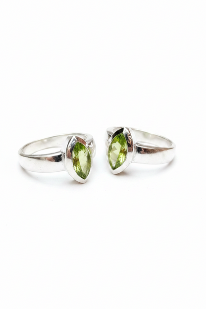 Anillo de Olivino tallado, plata de ley