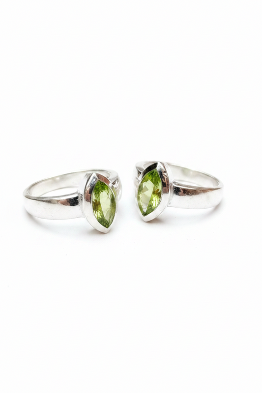 Anillo de Olivino tallado, plata de ley