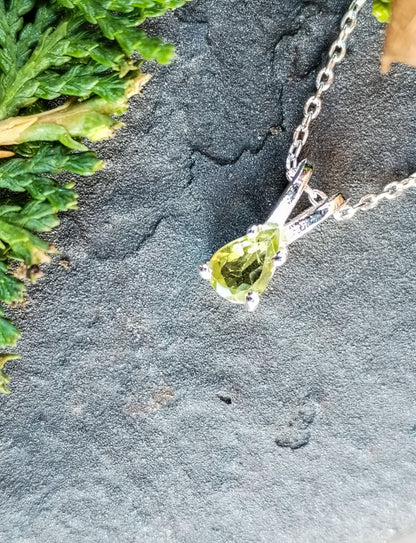 Collar de olivino extra tallado con cadena
