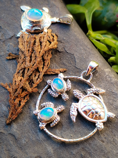 Colgante de Tortugas con dos ópalos. Plata de Ley