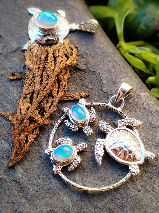 Colgante de Tortugas con dos ópalos. Plata de Ley