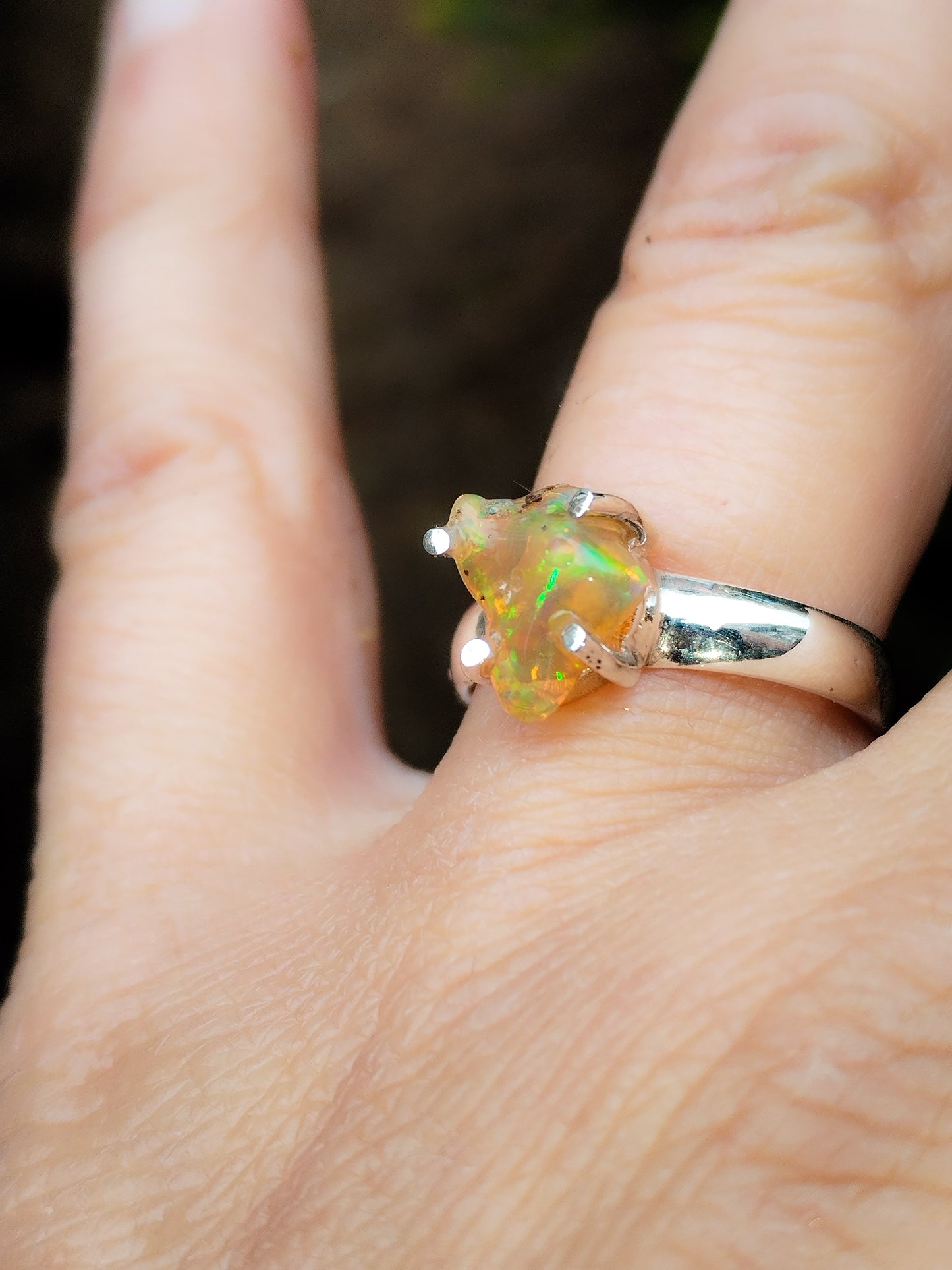 Anillo de ópalo y plata de ley