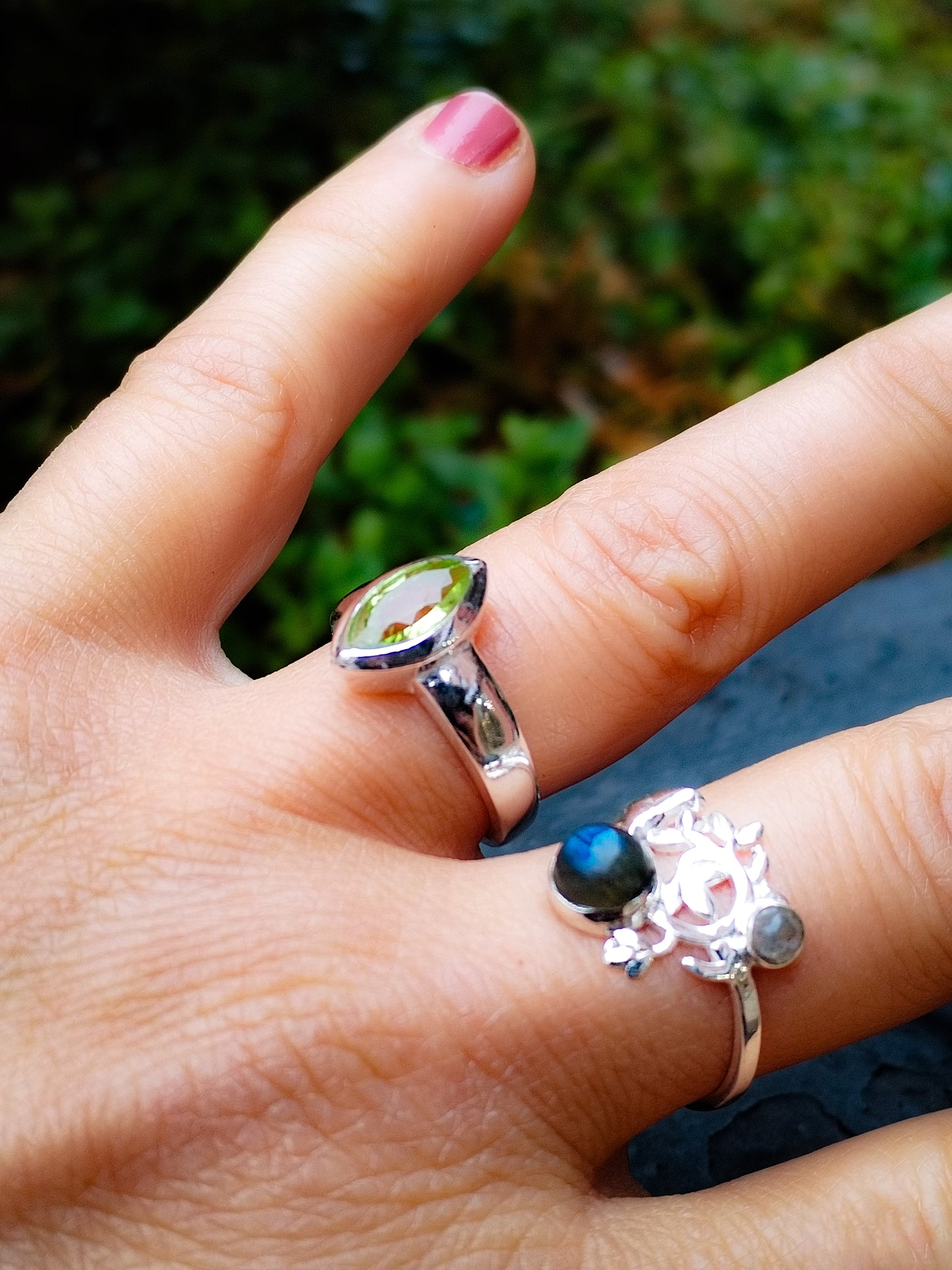 Anillo de Olivino tallado, plata de ley