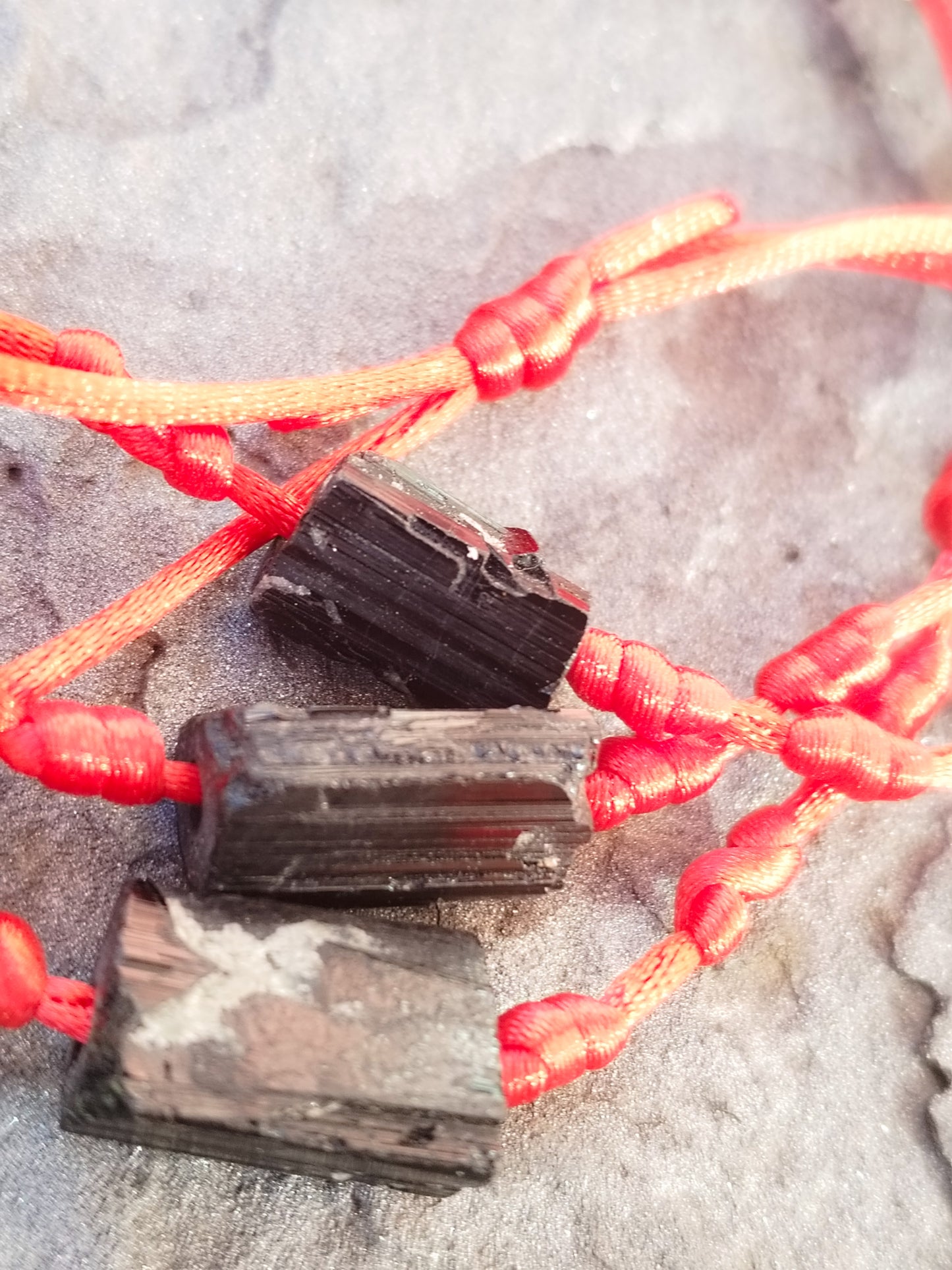 Pulsera roja de los siete nudos con Turmalina Negra