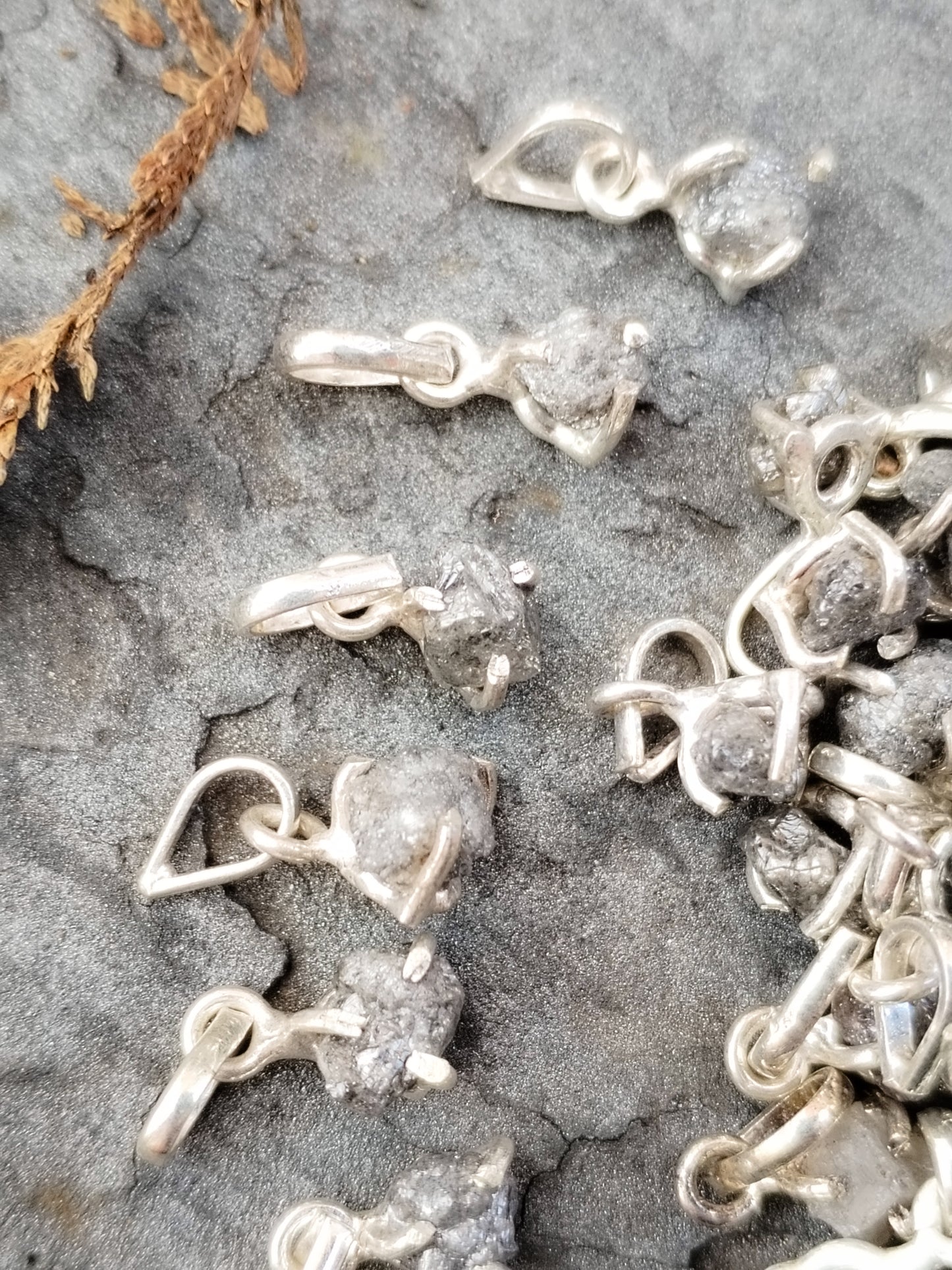 Colgante de Diamante Auténtico en bruto natural, engarzado en plata de ley