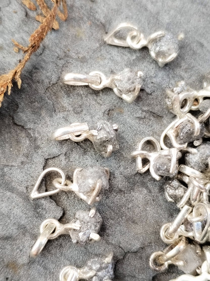 Colgante de Diamante Auténtico en bruto natural, engarzado en plata de ley