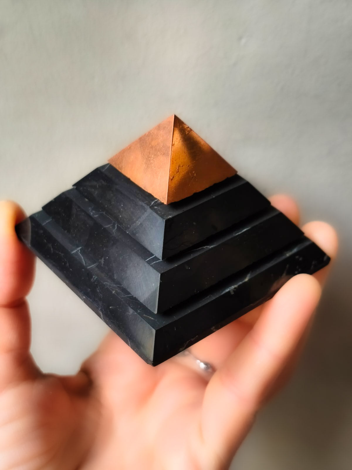 Pirámide de Shungita Saqqara con punta de cobre 7cm