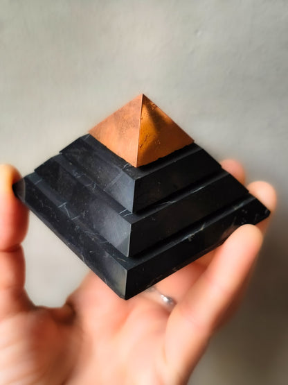 Pirámide de Shungita Saqqara con punta de cobre 7cm