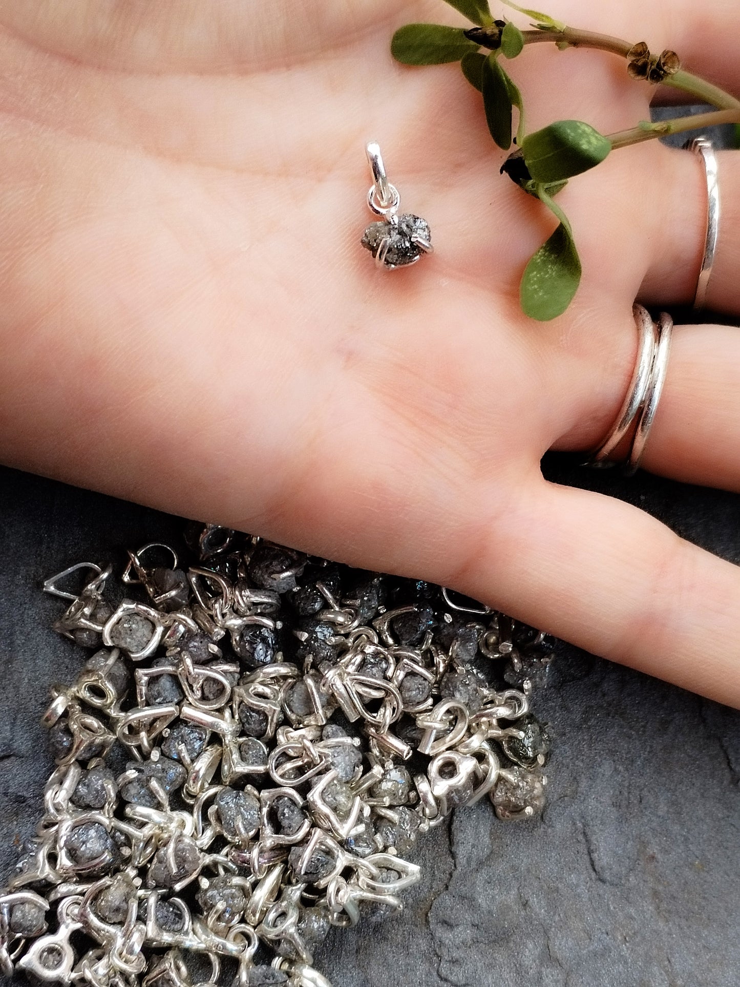 Colgante de Diamante Auténtico en bruto natural, engarzado en plata de ley