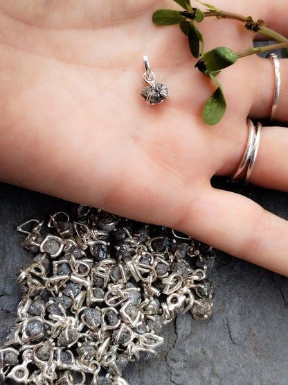 Colgante de Diamante Auténtico en bruto natural, engarzado en plata de ley