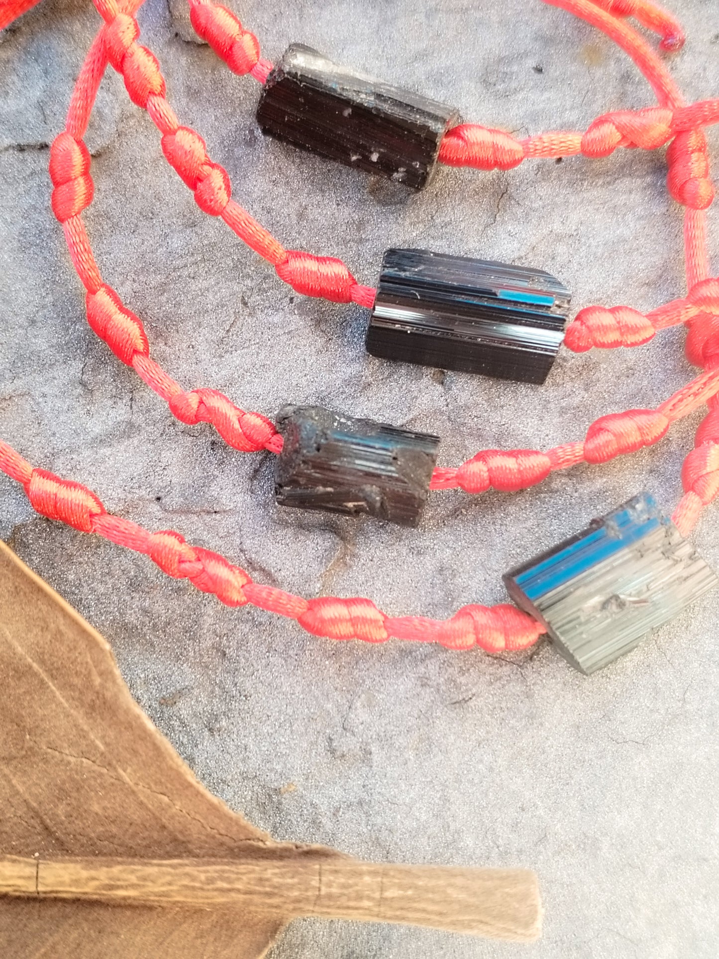 Pulsera roja de los siete nudos con Turmalina Negra
