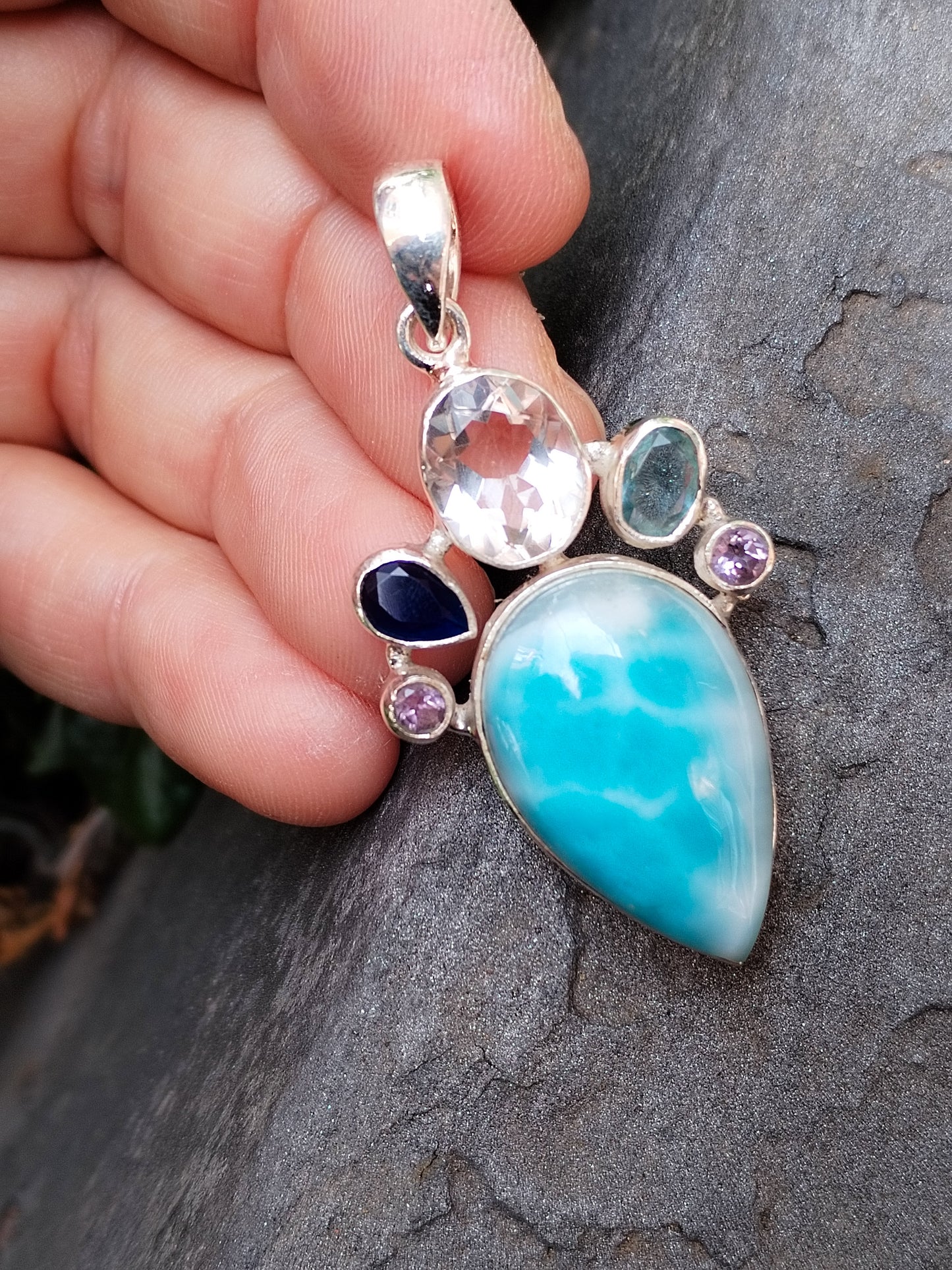 Colgante de Larimar Amatista Aguamarina y Cuarzo