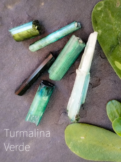 Pequeñas turmalinas verdes naturales