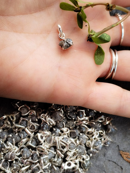 Colgante de Diamante Auténtico en bruto natural, engarzado en plata de ley