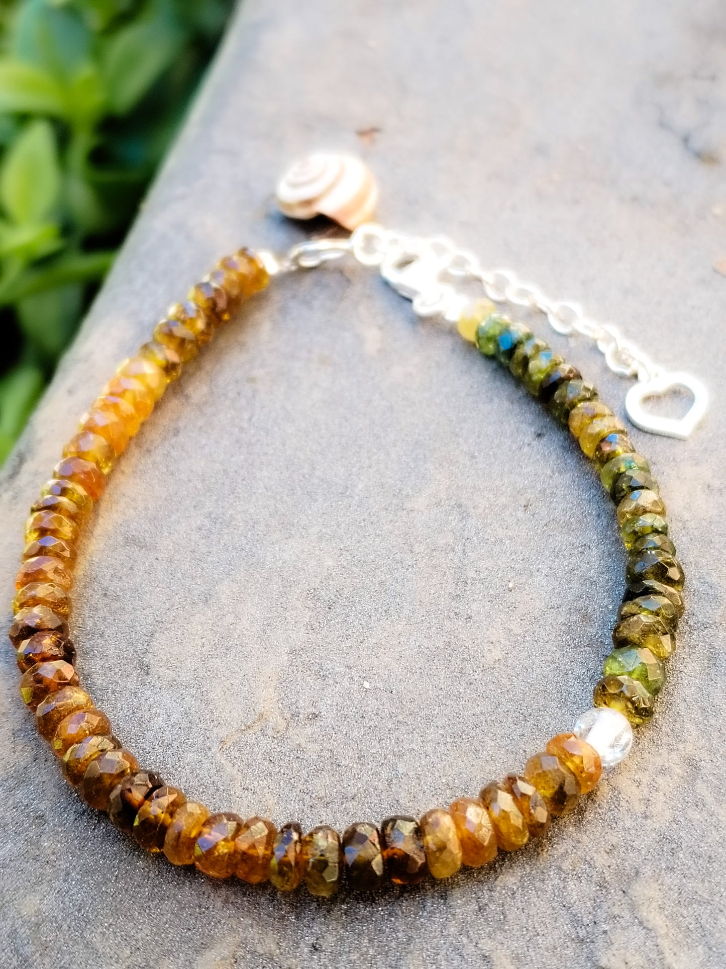 Pulsera de Turmalina Verde y Turmalina Amarilla con bolita de cuarzo