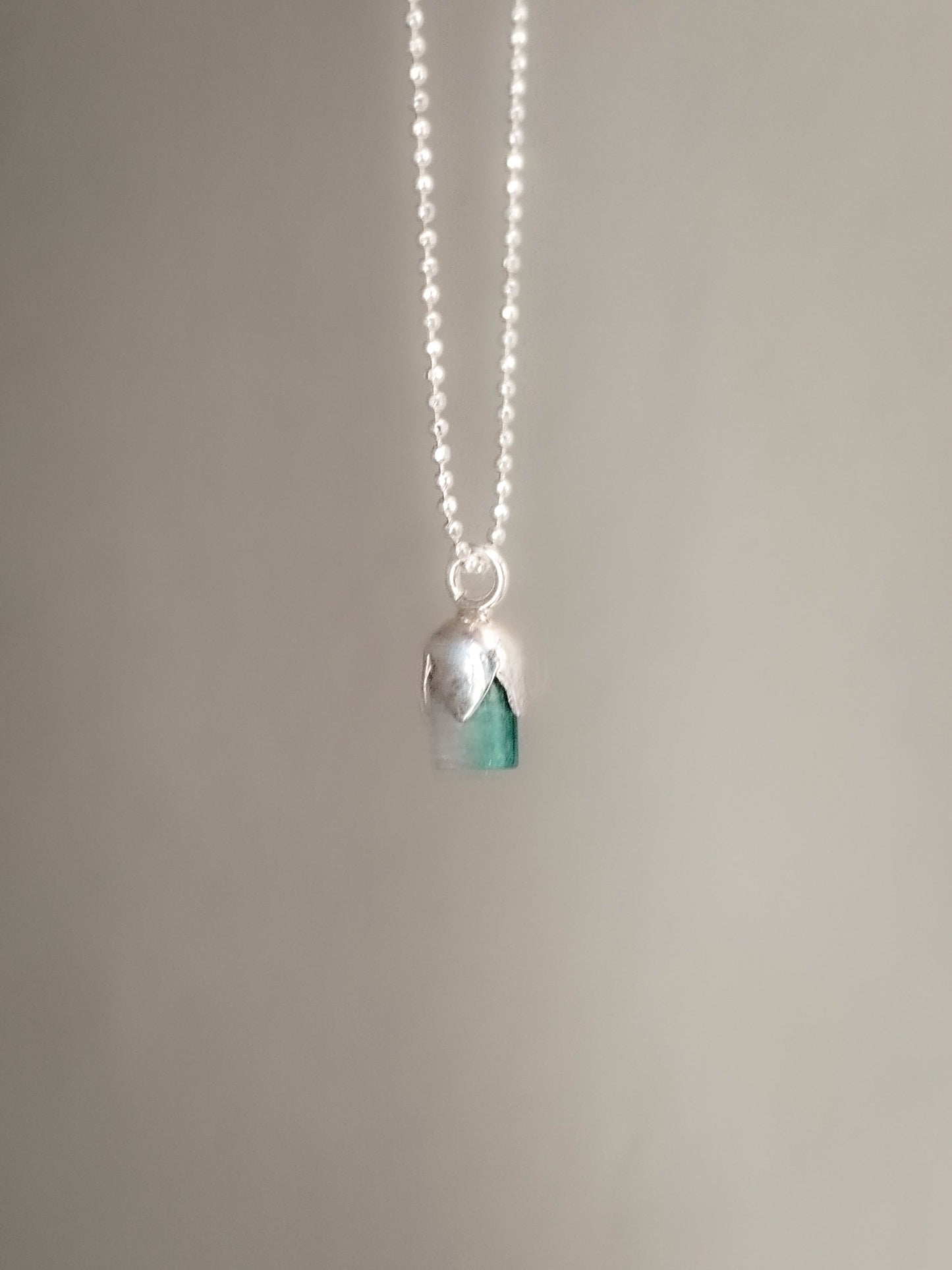 Colgante con cadena de turmalia azul/rosa natural