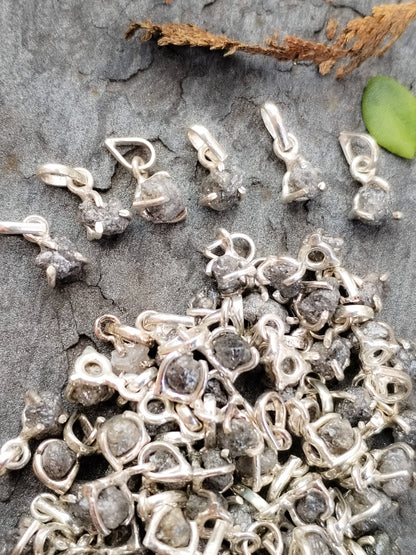 Colgante de Diamante Auténtico en bruto natural, engarzado en plata de ley