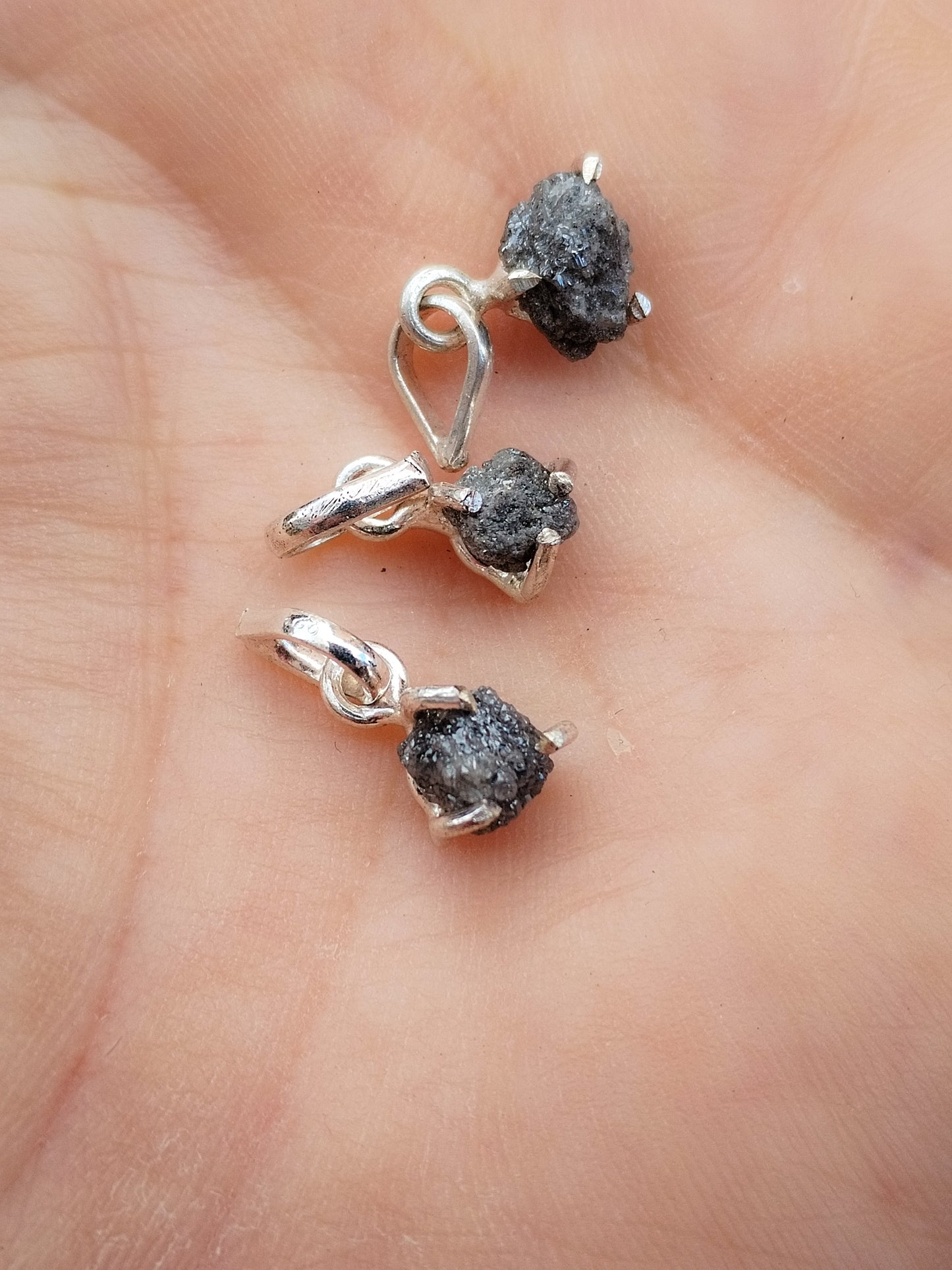 Colgante de Diamante Auténtico en bruto natural, engarzado en plata de ley