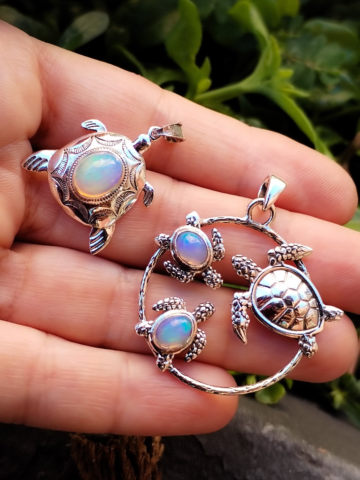 Colgante de Tortugas con dos ópalos. Plata de Ley