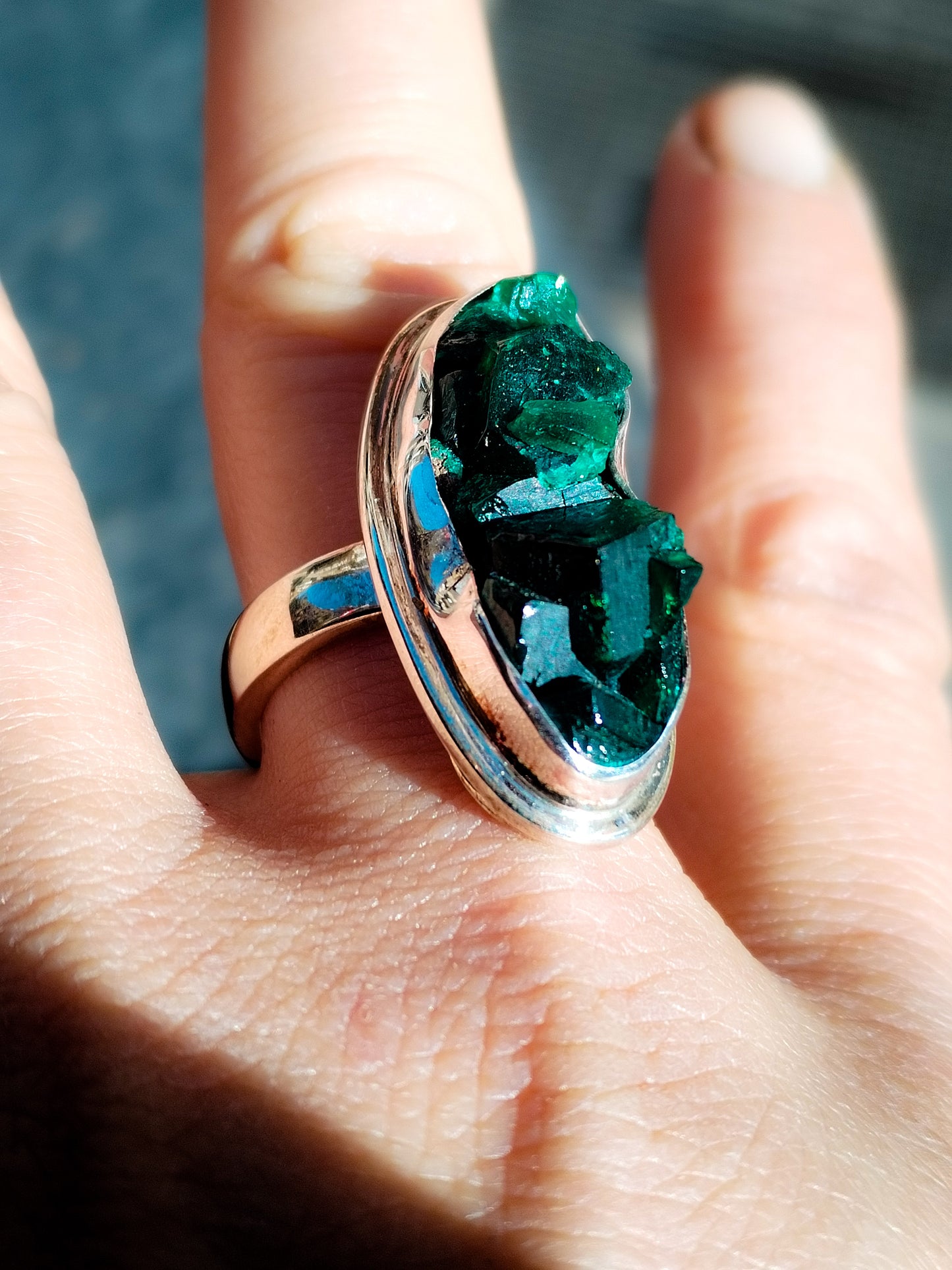 Anillo de Dioptasa del Congo engarzado en Plata de Ley