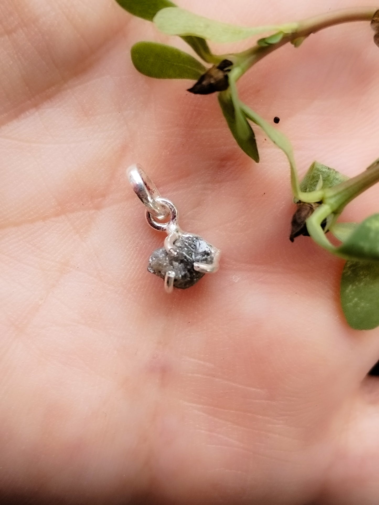 Colgante de Diamante Auténtico en bruto natural, engarzado en plata de ley